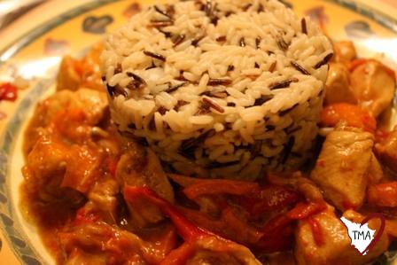 Pollo al curry, peperoni e latte di cocco