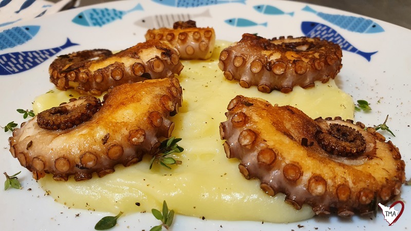 Polpo croccante su crema di patate