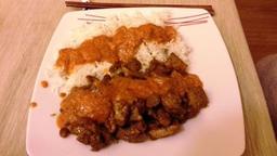 Maiale Thai con satay di arachidi e fantasia